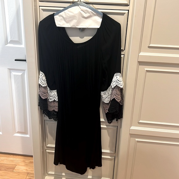 Women’s SZ M UMGEE knee length off the shoulder dress w beautiful sleeves - Picture 1 of 6